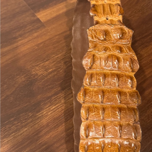 Elegant Tan Crocodile Leather Accent - Picture 3 of 4